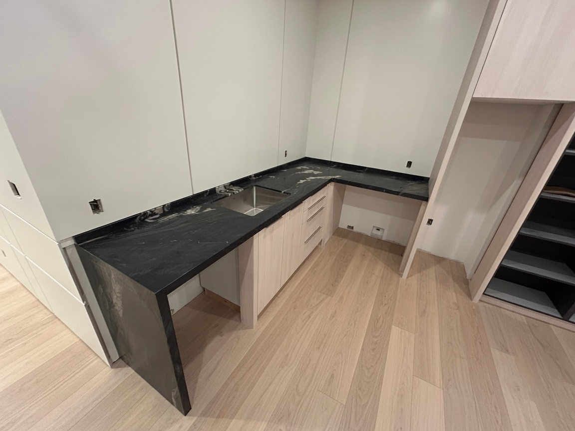 Black veined quartz kitchen countertops